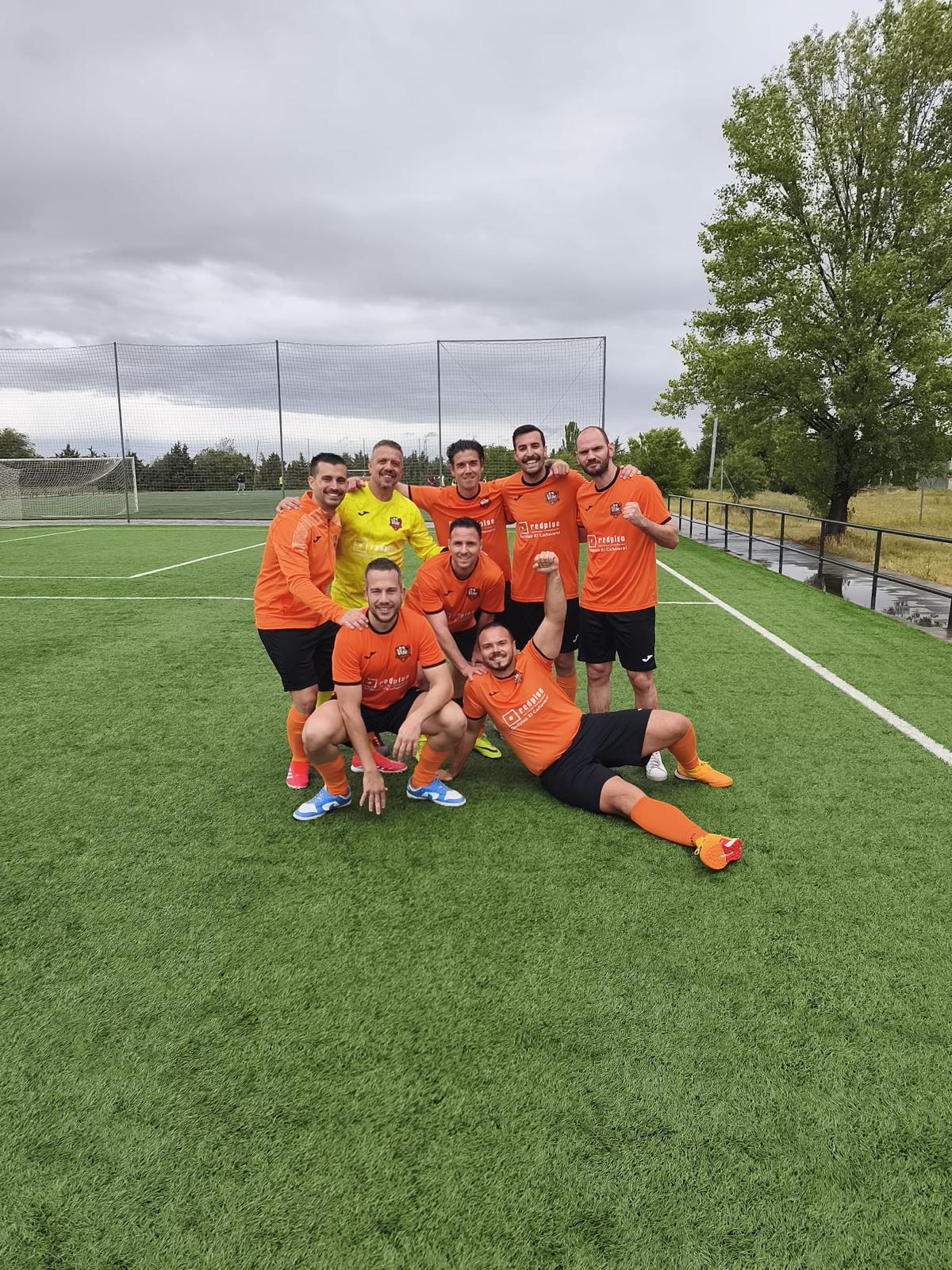 C.D. ViBe Senior A posando con rivales al finalizar el partido